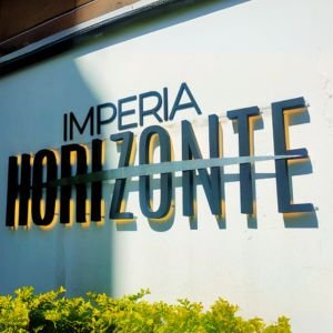 Letras 3D metálicas personalizadas para fachadas comerciales