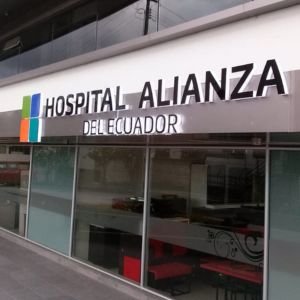 Rótulo luminoso LED instalado en fachada comercial